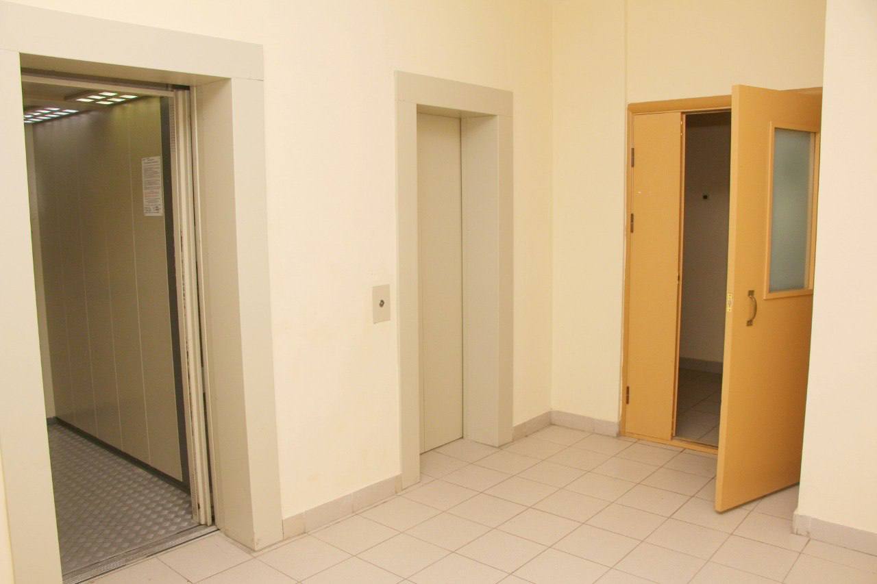 В Мытищах продолжится обновление лифтового оборудования Работы в ходе масштабной замены лифтового оборудования в Подмосковье которые выполнит региональный Фонд капитального ремонта коснутся в первую очередь зданий где срок службы лифтов превысил 25 лет  По словам министра жилищно коммунального хозяйства Московской области Кирилла Григорьева в городском округе Мытищи в 2026 году планируется заменить 70 лифтов в 13 многоэтажных жилых домах Все они будут отечественного производства оснащены современными системами безопасности антивандальная отделка светодиодное освещение датчики предотвращения защемления и соответствовать единым техническим стандартам Подписывайтесь на MAX и Telegram каналы Главы городского округа Мытищи Юлии Купецкой мытищи новости Социальные сети городского округа Мытищи