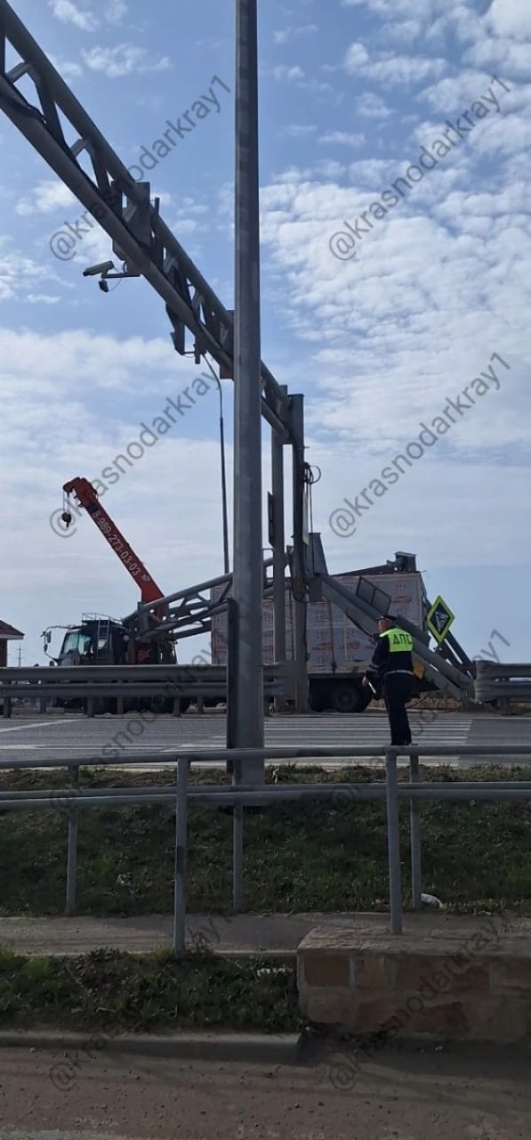 Манипулятор повредил габаритные ворота в Краснодаре  Происшествие случилось на Южном Обходе Краснодара. Возле поселка Прикубанского манипулятор во время движения снес дорожную конструкцию.  Очевидцы сообщают, что в сторону Джубги собирается большая пробка. Проезд невозможен.  Фото: Краснодар и край / Telegram      /фото/видео для публикации или заказать рекламу:     «Утренний Юг»