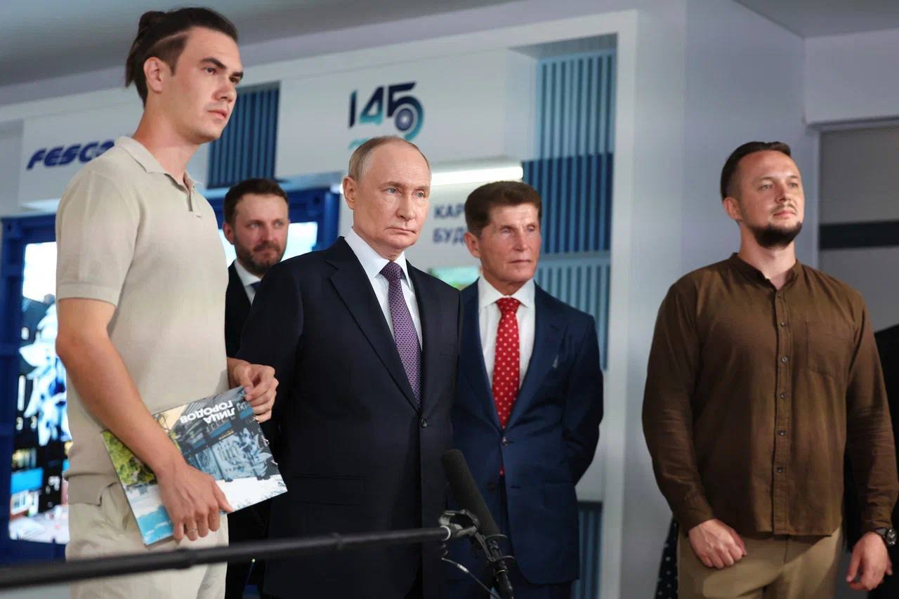 Фестиваль Лица городов был представлен Владимиру Путину Главный организатор фестиваля Лица городов Филипп Дульмаченко и программный директор площадки Арт гавань Михаил Волков рассказали Президенту России о концепции и деталях фестиваля уличного искусства и монументальной живописи Лица городов От Первого Лица Бусты