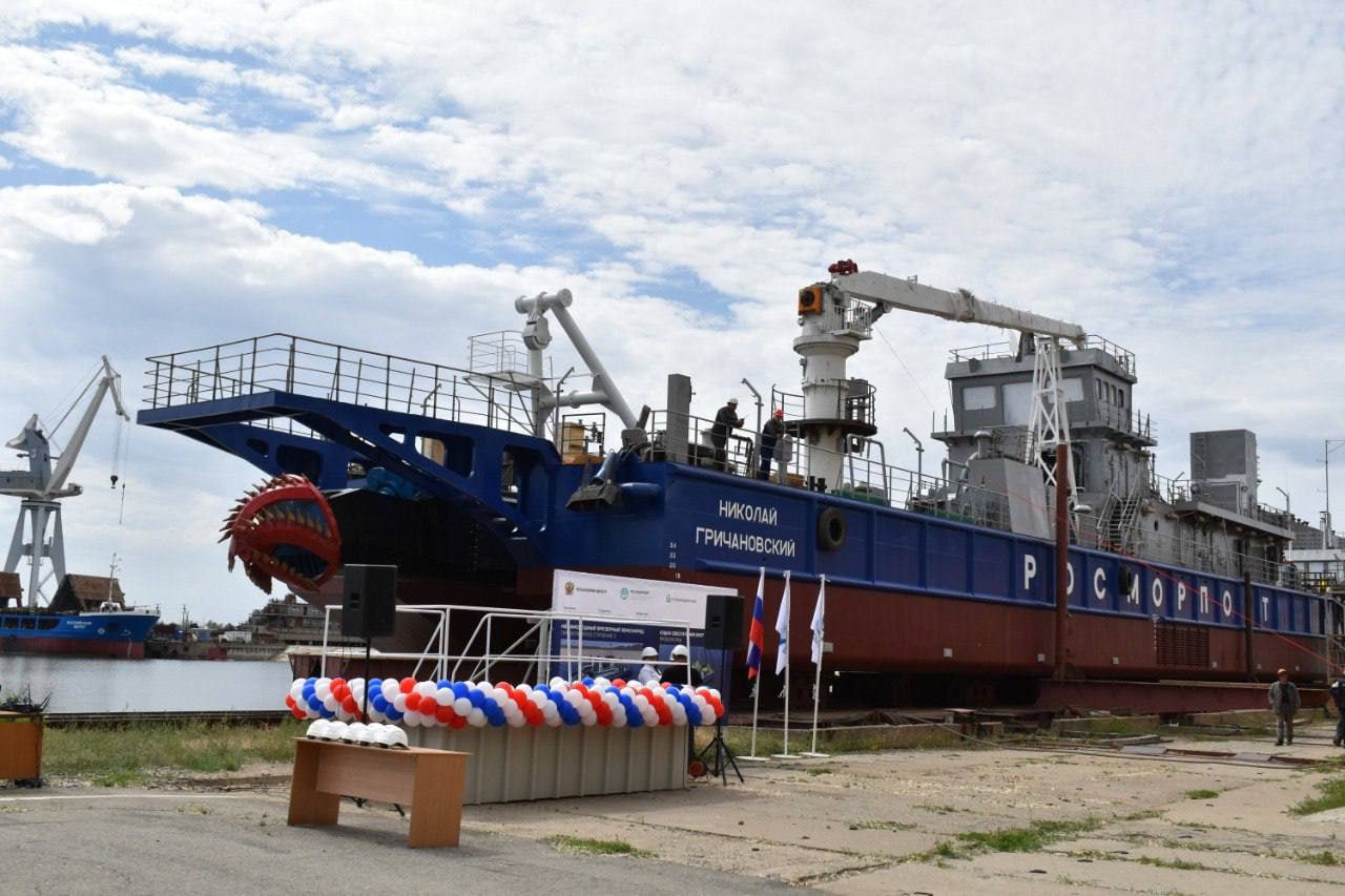 В Астраханской области спустили на воду земснаряд «Николай Гричановский» проекта FPDG3 На производственных мощностях Астраханской области на класс Регистра продолжается строительство дноуглубительных судов проекта FPDG3. Второй земснаряд «Николай Гричановский» спущен на воду 14 мая 2025 года, сообщает пресс-служба РС. Судно «Николай Гричановский» – несамоходный фрезерный земснаряд высокой производительности. Судно предназначено для поддержания заданных глубин в морской части Волго-Каспийского морского судоходного канала, на акваториях и подходах к морским портам. Дноуглубительные работы оно будет выполнять методом выемки грунта при помощи фрезы и грунтового насоса. По своему архитектурно-конструктивному типу это стальное несамоходное судно с прорезью для рамы грунтозаборного устройства фрезерной рамы в носовой части корпуса, с двухъярусной рубкой и рубкой управления. Проект судов разработан конструкторским бюро «Флотпроект», строительство по заказу компании «Росморпорт» ведет предприятие «Стройлидерплюс». Подписаться на «Медиапалубу»