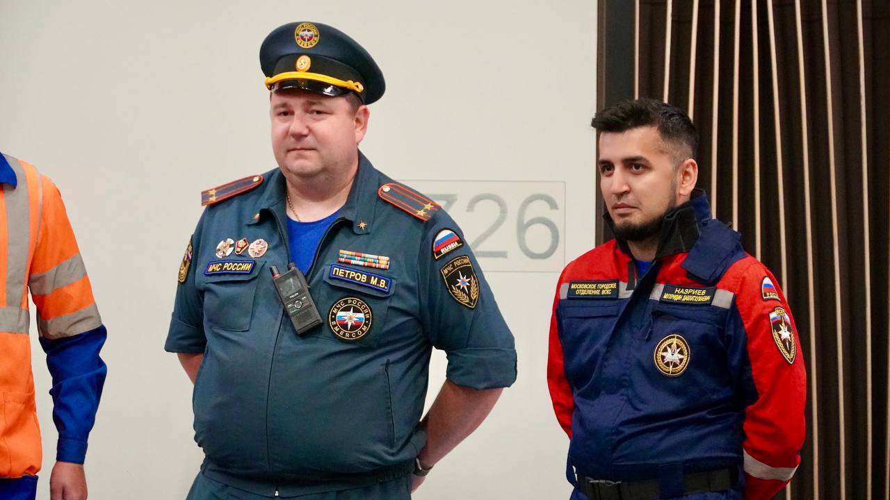 Ночные учения на «Лухмановской»: ВСКС делится опытом! В ночь с 17 на 18 июня на станции метро «Лухмановская» прошли масштабные учения спецслужб по Восточному административному округу. Инструкторы Московского городского отделения ВСКС приняли активное участие, проведя мастер-класс по оказанию первой помощи и эвакуации пострадавших. Добровольцы поделились ценными знаниями и практическими навыками! В ходе учений также были отработаны важные аспекты: Оперативно-тактические характеристики станции. Действия первого пожарно-спасательного подразделения. Установка сходных устройств. Противопожарное водоснабжение станции. Прокладка рукавных линий на платформу. Средства и организация радио связи. Организация КПП ГДЗС. #ВСКС #МГОВСКС