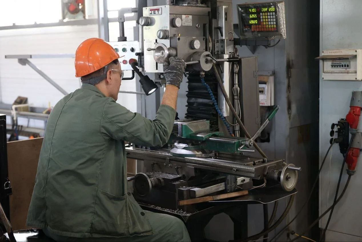 Стартовал Всероссийский конкурс лучших практик подготовки кадров 2026 Национальное агентство развития квалификаций объявило прием заявок на ежегодный Всероссийский конкурс лучших практик подготовки рабочих кадров и специалистов среднего звена 2026 года Конкурс проходит при поддержке Минтруда России и Российского союза промышленников и предпринимателей В этом году ключевая номинация Новая высота посвященная лучшим практикам трудоустройства адаптации и профессионального развития участников специальной военной операции Номинация Новая высота поддерживает инициативы по реинтеграции ветеранов и участников СВО в гражданскую жизнь через профобразование профориентацию наставничество и адаптацию на рабочем месте К участию приглашаются коммерческие и некоммерческие организации советы по квалификациям органы власти Подробности и положение конкурса на сайте Прием заявок с резюме практики продлится до 6 марта 2026 года Финал пройдет в Москве Конкурс формирует базу лучших практик для укрепления кадрового потенциала страны и поддержки защитников Отечества Подписывайтесь на Правительство Иркутской области в МАХ