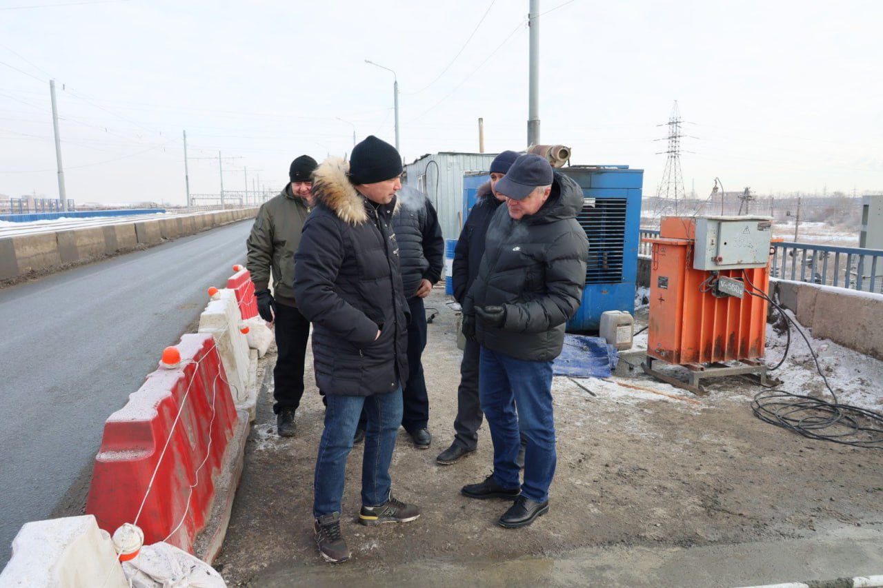 Проверил ход восстановительных работ на путепроводе в районе Коксохима.  Там на прошлой неделе пришлось организовать реверсивное движение, чтобы отремонтировать важный элемент путепровода – деформационный шов. Он обеспечивает необходимую гибкость конструкции при изменении температур и нагрузок.  Все работы выполняются подрядчиком в рамках гарантийных обязательств. Шов укрепляется специальным бетоном и дополнительно армируется, что гарантирует долговечность и надежность конструкции. Особенно в условиях интенсивного движения большегрузного транспорта.  Подрядчик планирует завершить ремонт к 10 февраля. Для безопасности и комфорта горожан важно своевременно обследовать объекты, которые находятся на гарантии.  Причины возникающих дефектов могут быть разными. Главное - вовремя реагировать и подключать подрядчиков для выполнения их обязательств.