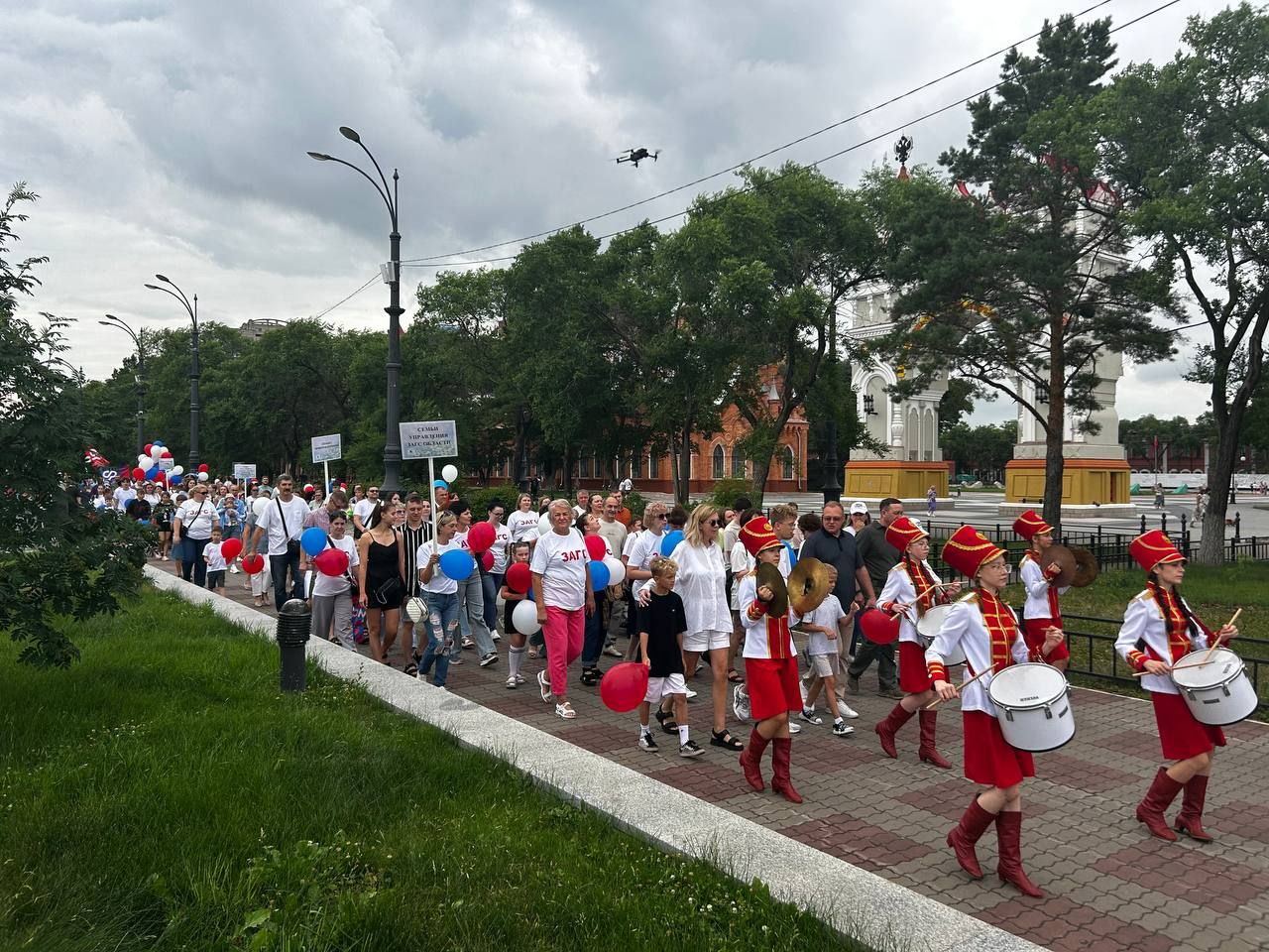 Накануне празднования Дня семьи, любви и верности в Благовещенске прошла всероссийская акция "Парад семьи". Масштабное семейное шествие началось в районе ротонды. Большинство участников на мероприятие пришли с шарами в палитре триколора. Праздничная акция состоится по всей России в более чем 100 городах страны. Фото: Дарья Штефан Перейти на сайт