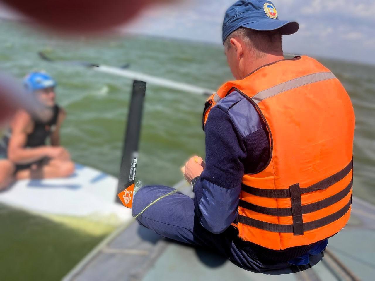 В Таганрогском заливе спасли юного яхтсмена, которого унесло ветром во время регаты 25 июня во время соревнований по парусному спорту один из участников оказался слишком далеко от маршрута — лодку унесло сильным порывом ветра. К счастью, поблизости дежурили спасатели. Они оперативно забрали ребенка на борт и передали тренерам. А накануне, 24 июня, другому участнику не повезло — его яхта села на мель. Но и тут помощь подоспела вовремя: лодку отбуксировали на нужную глубину. Интересно, что спортсмен всё же продолжил гонку и... выиграл! -то на Ростовском