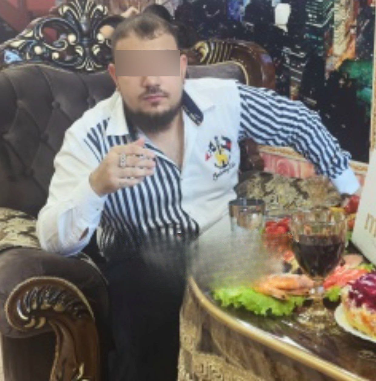 Жителя Новосибирской области арестовали на 10 суток за торт с надписью АУЕ Решение об административном аресте по статье о демонстрации экстремистской символики опубликовали на сайте Тогучинского районного суда Суд установил что 28 летний мужчина опубликовал в социальной сети ВКонтакте фотографию торта с восьмиконечной звездой и надписью АУЕ Символика признана атрибутикой запрещенного международного движения Защита утверждала что изображение не было направлено на демонстрацию запрещенной символики и использовалось для личных целей Однако суд признал вину мужчины поскольку публикация находилась в открытом доступе для неопределенного круга лиц При назначении наказания суд учел что у мужчины есть несовершеннолетние дети которые находятся на его иждивении АУЕ запрещенное на территории РФ движение КП Новосибирск Подписаться на канал