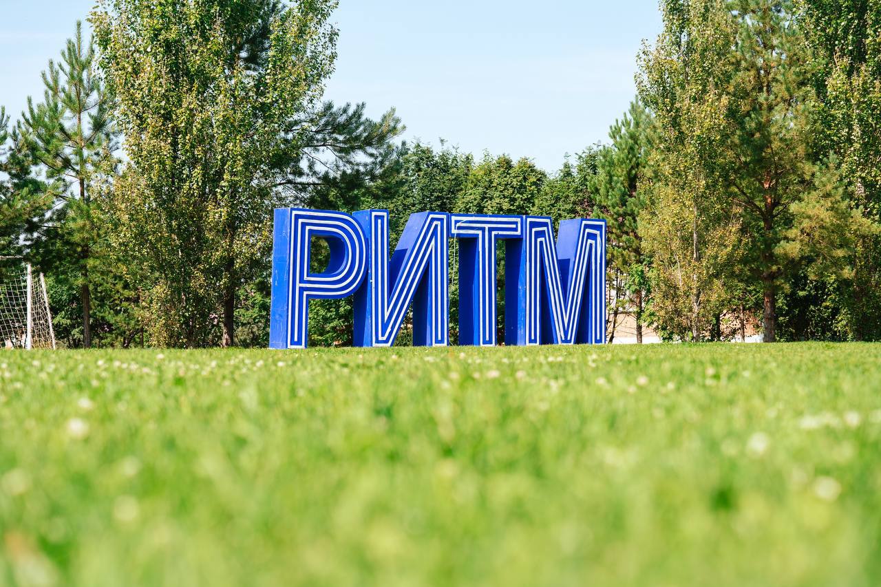 Молодые омичи получили гранты Министерства молодёжной политики на запуск своих проектов   Конкурс социальных проектов был организован в рамках межрегионального молодёжного форума РИТМ После оценки инициатив были определены восемь победителей   Георгий Сутормин ПЕДпроСВЕТ слёт учеников и студентов выпускников классов психолого педагогической направленности 300 000 рублей Наталья Шарангович Молодёжный фестиваль национальных культур ОБЪЕДИНЯЯ МИР 300 000 рублей Дарья Зинченко Ход конём 236 745 рублей Андрей Воронцов Академия БПЛА 200 190 рублей Никита Петров Фестиваль Цвета России 200 000 рублей Иван Рычков Фестиваль исконного русского языка Глаголь Добро 169 000 рублей Олег Згурский Спортсмены герои Серия соревнований памяти погибших в ходе СВО 157 927 рублей Георгий Обзелянский Медиацентр 96новостей 70 372 рубля Поздравляем ребят и желаем им успешной реализации проектов