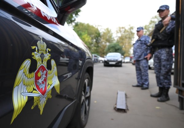 Депутат Госдумы сообщил о повышении зарплат ряда категорий госслужащих С 1 октября выплаты будут проиндексированы на 7,6% в связи с инфляцией, уточнил Алексей Говырин. Парламентарий отметил, что увеличение затронет сотрудников Росгвардии, МВД, ФСИН, таможни, Федеральной службы судебных приставов, а также службы исполнения наказаний, фельдъегерской связи и военнослужащих — как по контракту, так и по призыву, передаёт РИА Новости. «Что касается коммерческого сектора, постановление правительства не накладывает на бизнес прямых обязательств индексировать выплаты. Однако норма статьи 134 Трудового кодекса сохраняет требование регулярного пересмотра заработной платы в целях защиты от инфляции», — объяснил депутат. Подпишись на «Говорит Москва»