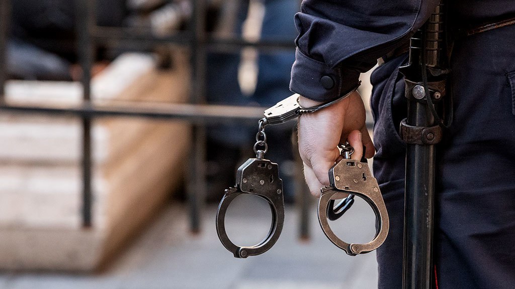 В Хабаровске мужчина получил 14 лет колонии за оправдание терроризма С 2021 по 2023 годы мужчина, находясь в Хабаровске, поддерживал идеи запрещенной в России террористической организации. Он также переводил деньги для финансирования этой организации и пропагандировал ее идеи в публичном пространстве. Мужчина признан виновным в совершении преступлений, предусмотренных частью 1.1 статьи 205.1 УК РФ финансирование терроризма , частью 2 статьи 205.2 УК РФ публичное оправдание терроризма и пропаганда терроризма, совершенные с использованием информационно-телекоммуникационной сети «Интернет» . Суд назначил ему наказание в виде лишения свободы сроком на 14 лет, первые четыре года он будет отбывать в тюрьме. Будь в курсе событий.