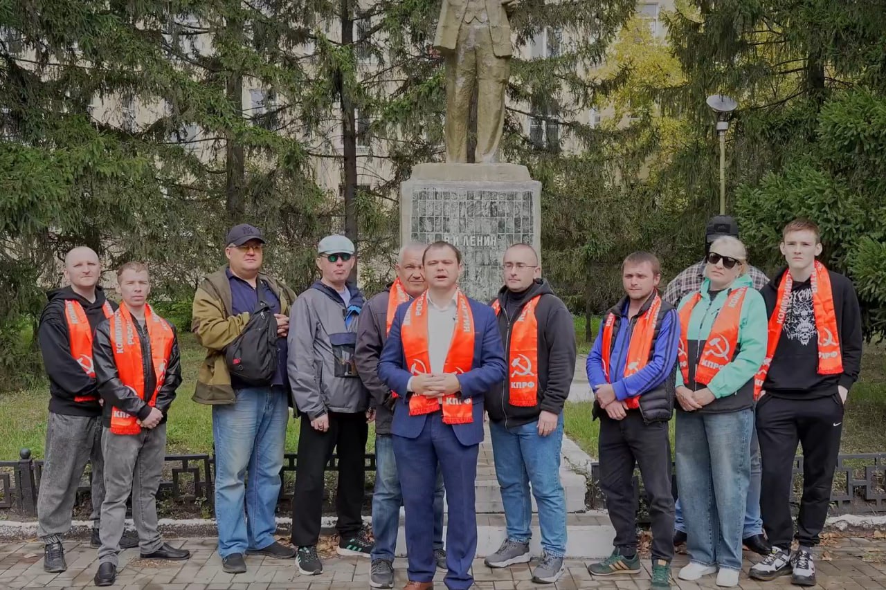 Коммунисты прекращают работу местного отделения КПРФ в Каменске Уральском Свердловская область и переходят в партию Зеленые заявил в видеообращении первый секретарь каменского горкома партии Борис Идиатулин Свое обращение он записал на фоне памятника Владимиру Ленину рядом с Идиатулиным стоят еще 10 человек По его словам объединение превратилось в семейный подряд первого секретаря свердловского обкома КПРФ вице спикера регионального заксобрания Александра Ивачева Александр Ивачев в разговоре с Ъ Урал заявил что местное отделение КПРФ в Каменске Уральском продолжит свою работу По его словам из партии вышли только один два человека Фото Скриншот видео Бориса Идиатулина Подписывайтесь на Ъ Урал