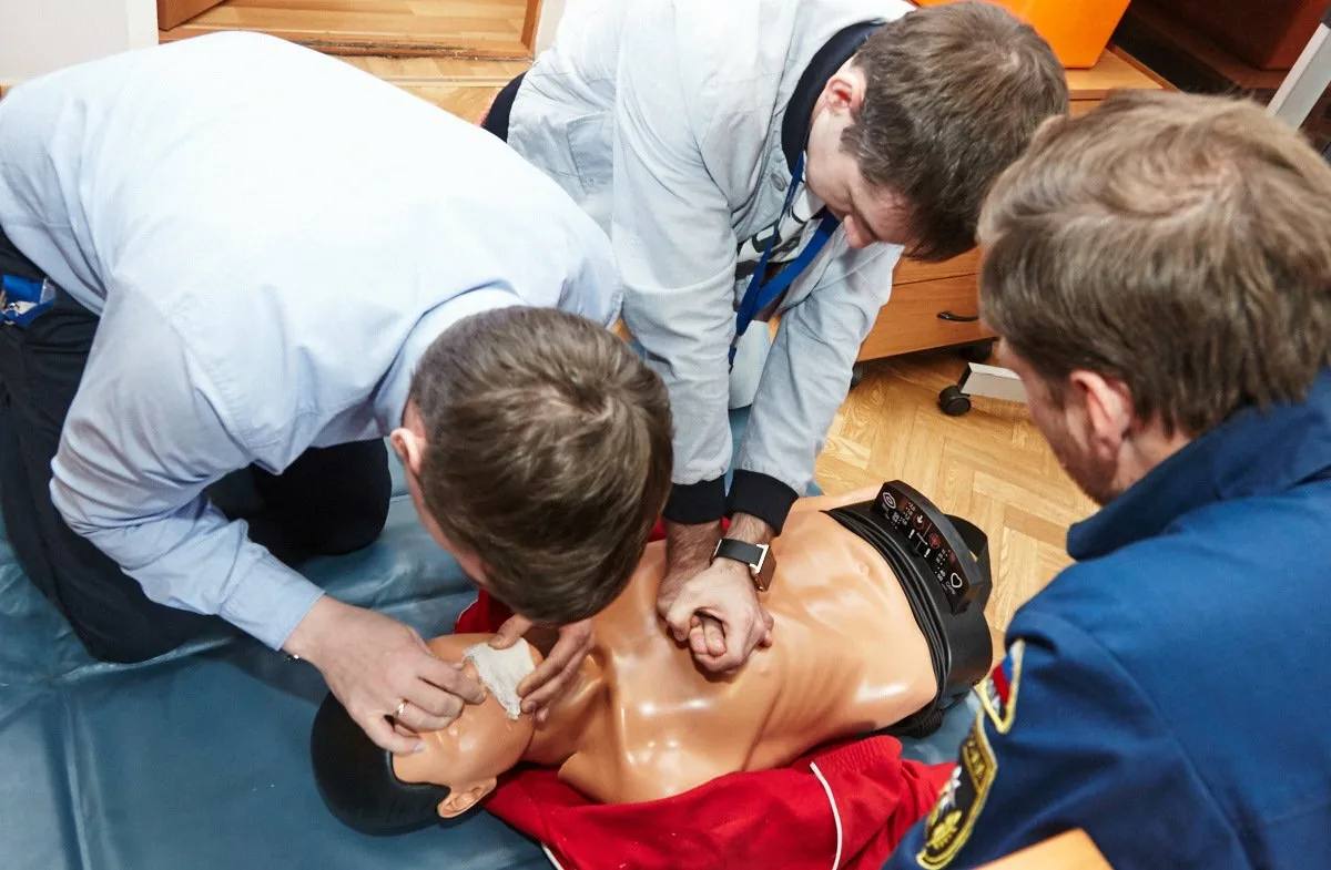 Уроки первой помощи в российских школах хотят доверить участникам СВО В Госдуме предложили чтобы школьникам преподавали те кто на практике спасал людей на фронте Депутаты считают что умение оказывать первую помощь должно стать базовым навыком каждого как умение держать ручку Запустить проект планируют в 2026 году а обучение сделать непрерывным от школы до вуза КК