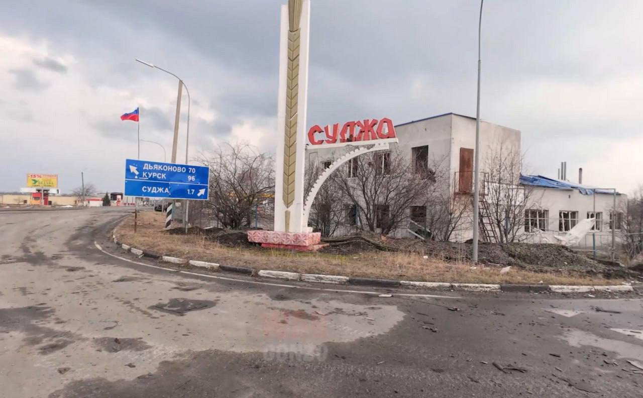 Более 240 жителей Суджи до сих пор не найдены В распоряжении журналистов Эха оказался список из 244 пропавших жителей Суджанского района Курской области а также обращение их родных к Путину губернатору Александру Хинштейну и омбудсмену Татьяне Москальковой Мы обращались в различные следственные органы в Российский Красный Крест но не услышали ничего конкретного о том какая проводится работа по поиску наших родных людей У нас сложилось впечатление что особо никому до нашей беды дела нет Сегодня 25 сентября Татьяна Москалькова сообщила о том что завтра планировалось возравшение в Россию находящихся в Украине курян однако процесс сорвался После вторжения ВСУ в Курскую область в августе 2024 года Суджа вернулась под полный контроль ВС РФ 13 марта 2025 года Фото телеграм канал Суджа родная