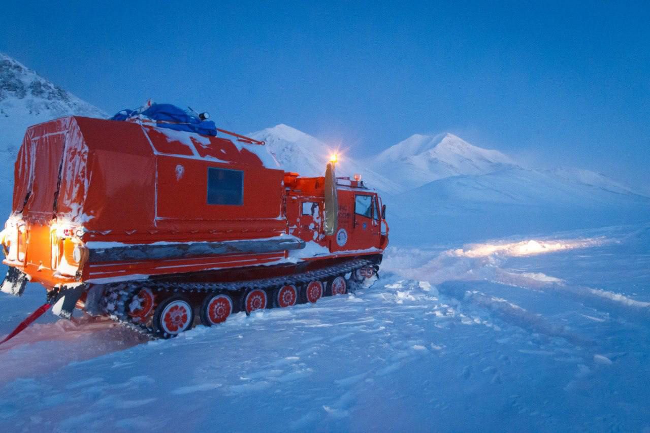 Гусеничный вездеход ТМ-140 «Курганмашзавода» холдинга «Высокоточные комплексы» принял участие в учениях МЧС России. Машина успешно прошла все испытания и преодолела более 2300 км по пересеченной местности при экстремальных температурах до минус 45 градусов Цельсия.  Всего в экспедиции участвовали 15 машин, включая ТМ-140. Это полностью российский гусеничный снегоболотоход повышенной проходимости, который производит «Курганмашзавод». Машина обладает грузоподъемностью до 4 тонн, может преодолевать водные преграды и подъемы крутизной до 35 градусов. Это позволяет применять ТМ-140 для широкого спектра задач.   «Наш маршрут проходил, в том числе, в прибрежной зоне Чукотского и Восточно-Сибирского морей. Мы пересекали полноводные реки по льду – это очень опасно. Наши снегоболотоходы прошли все испытания, легко преодолевали снежную целину, везли груз, буксировали застревавшую технику. Кроме того, мы познакомили спасателей с особенностями эксплуатации машины и показали ее возможности. ТМ-140 подтвердил свои характеристики даже при экстремальных температурах – ниже минус 45 градусов», – рассказал участник экспедиции, водитель-испытатель «Курганмашзавода» Александр Леонтьев.  Ранее машина также показала себя в других сложных условиях. Снегоболотоходы применялись для снабжения удаленных поселков во время паводков в Кургане и для устранения последствий стихийного бедствия.  Об экспедиции «Безопасная Арктика-2025» можно узнать на фотовыставке МЧС, которая открылась в марте на Никитском бульваре в Москве.