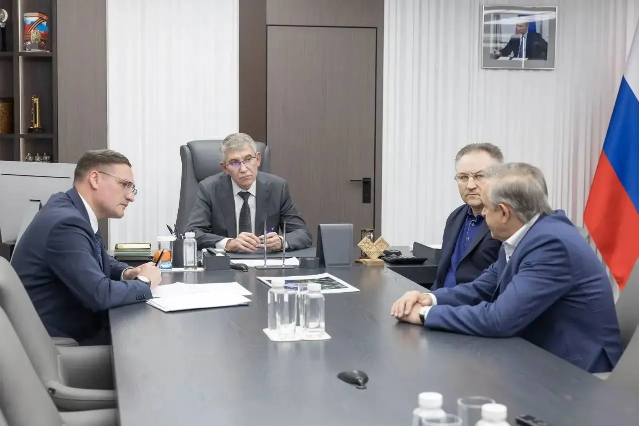 В Тульской области обсудили новые инвестиционные проекты в строительстве и культурную концепцию с персонажем Льва Толсто На очередном Инвестчасе губернатор Дмитрий Миляев провёл встречу с руководителем промышленно строительной группы Перспектива Александром Лежебоковым и главой группы компаний Техностиль Егором Атановым Как сообщил Дмитрий Миляев в своём канале в МАКС обсуждались перспективы реализации новых инвестиционных проектов на территории Тульской области Компания Перспектива производит широкий ассортимент железобетонных изделий применяемых в гражданском промышленном и дорожном строительстве Предприятие стабильно занимает передовые позиции в освоении новых строительных технологий В настоящее время компания реализует проект по выпуску изделий крупнопанельного домостроения в объёме до 120 тысяч квадратных метров жилья в год Группа компаний Техностиль является одним из ведущих производителей сэндвич панелей в России занимая третье место по объёмам производства Кроме того в ходе встречи Александр Лежебоков предложил концепцию создания в регионе культурных объектов прообразом которых стал Филипок персонаж известного одноимённого произведения Льва Толстого канал МАКС Дмитрия Миляева   Если у вас плохо грузятся новости видео и фото посты дублируются в нашем канале в MАХ 1  2   Подпишись на новости