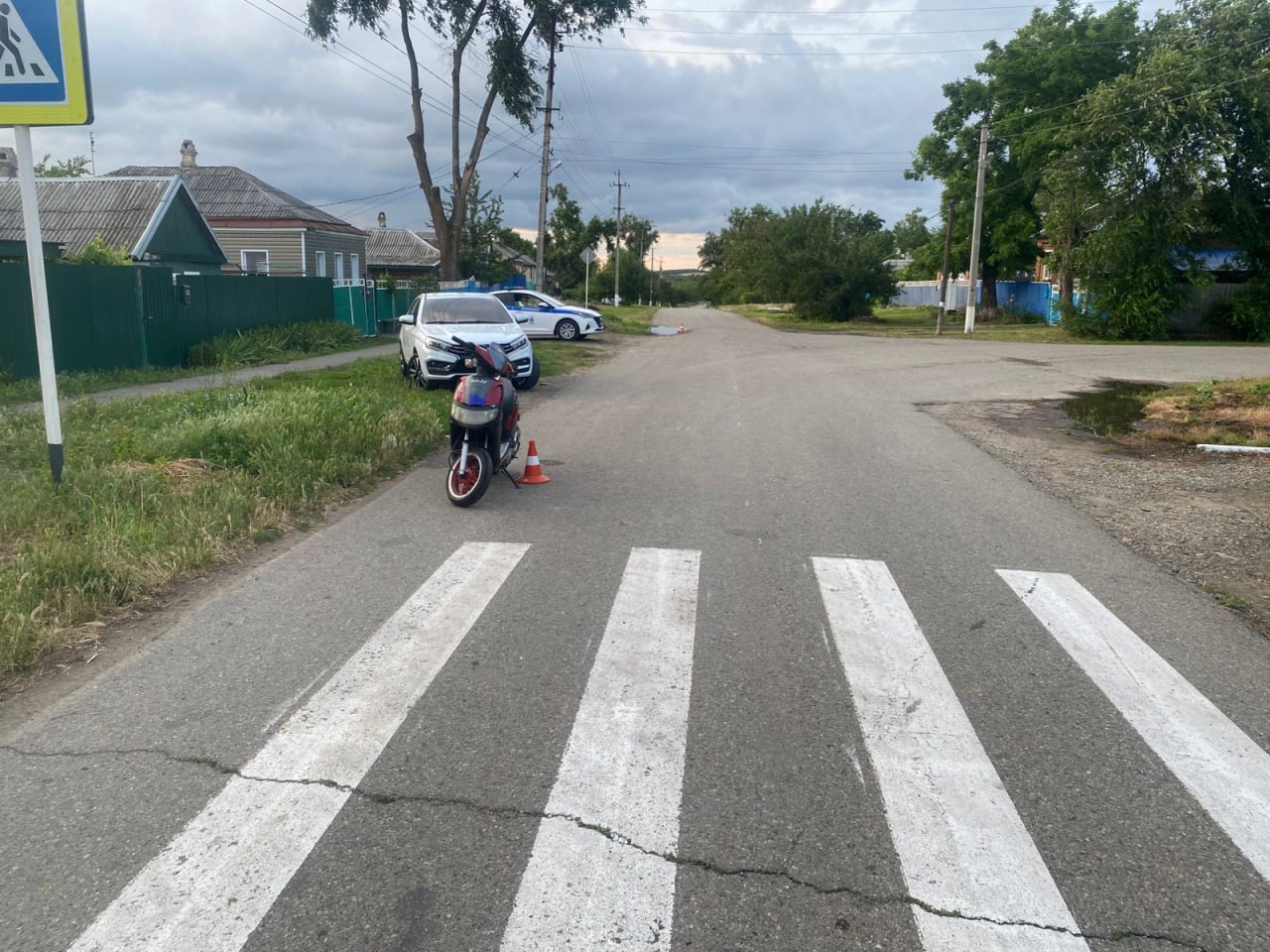 В Красногвардейском округе несовершеннолетний водитель пострадал в результате опрокидывания мопеда По предварительным данным, 16 июня примерно в 17 часов 30 минут в селе Новомихайловском, несовершеннолетний водитель мопеда "SKIF" выбрал скорость, не обеспечивающую постоянного контроля за движением, после чего допустил опрокидывание транспортного средства. В результате автоаварии 13-летний водитель с травмами был госпитализирован в медицинское учреждение. Стоит отметить, что водитель находился без мотошлема и защитной экипировки. Установлено, что подросток не имеет водительского удостоверения в силу возраста, а мотоцикл принадлежит родителям. По факту автоаварии проводится проверка. Детальные обстоятельства происшествия уточняются.