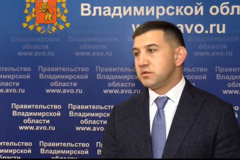 Герои 33 ветераны СВО осваивают работу в органах власти региона В рамках регионального кадрового проекта для участников продолжаются стажировки под руководством наставников Губернатор Александр Авдеев курирует двух человек и недавно встретился с Аскерханом Далгатовым после его стажировки в администрации округа Муром Аскерхан получил разносторонний опыт от изучения документов до участия в обсуждениях и выездов на объекты а также выступил спикером областной правовой школы Муромские коллеги уже отмечают его потенциал Стажировка прошла очень продуктивно Есть много направлений где бы я наверное смог реализоваться Некоторые мы предметно обсудили с Губернатором Он дал мне чёткие установки по дальнейшему развитию и росту Думаю вместе определимся где я буду наиболее полезен и эффективен поделился Аскерхан