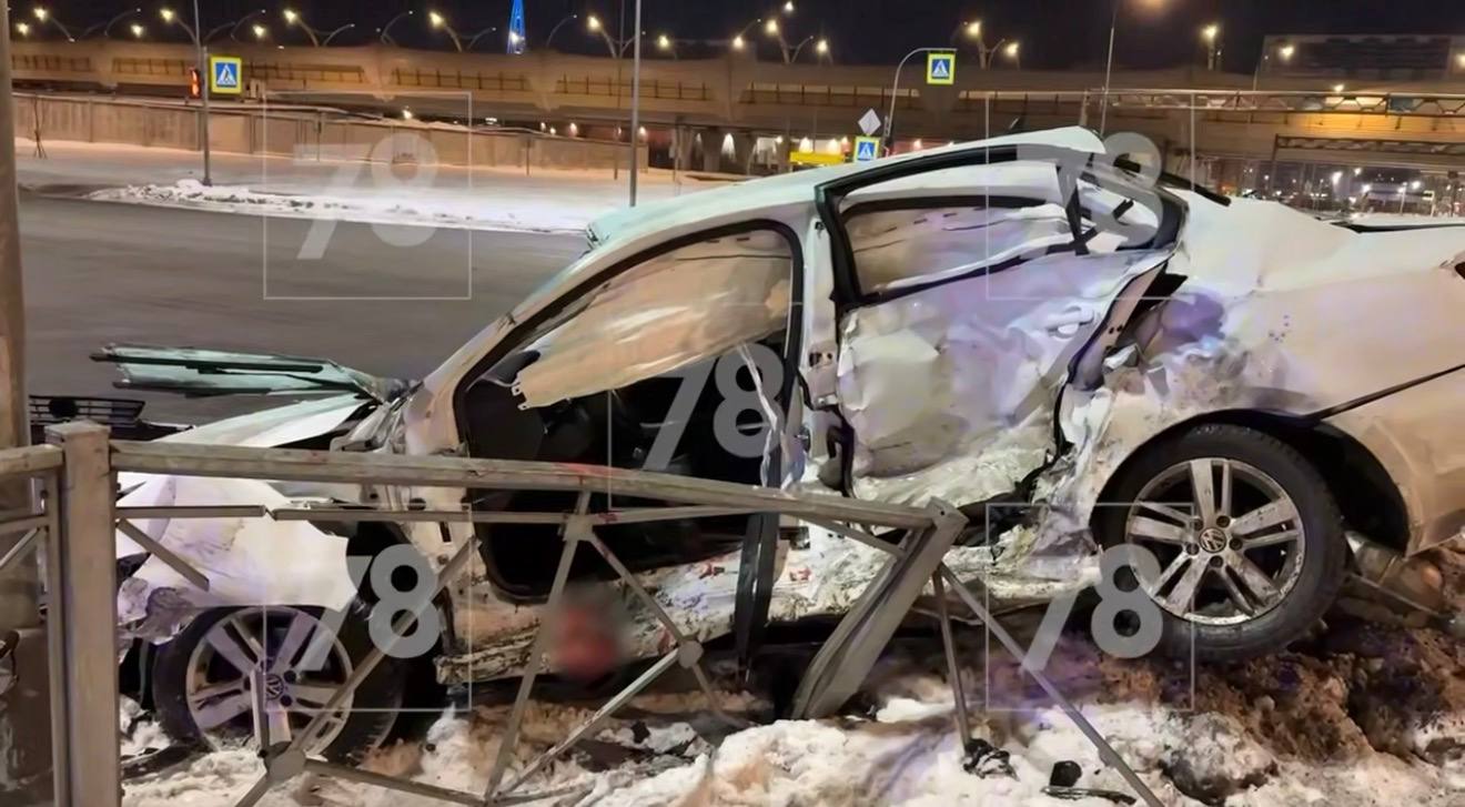 Жёсткое ДТП произошло минувшей ночью в Приморском районе На Богатырском проспекте 36к1 столкнулись легковушка и каршеринг В ДТП пострадало 4 человека Всех доставили в больницу Водителя Volkswagen пришлось деблокировать из машины Позже его госпитализировали с черепно мозговой травмой и переломами таза Выясняются обстоятельства аварии TodaySPb Новости GradSPb Места СПб