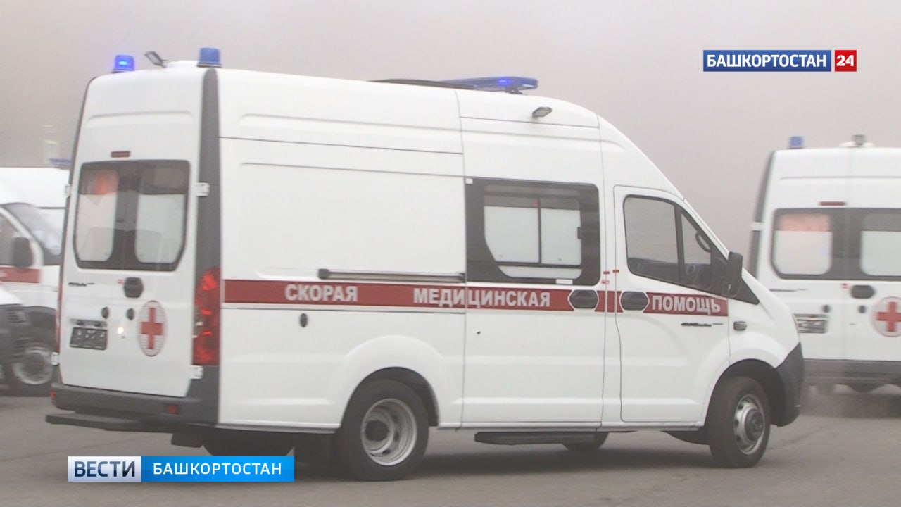 В Уфе 19-летняя девушка продала наркотики троим детям: одна девочка скончалась Несовершеннолетние употребили метадон и гашиш В Уфе 19-летняя девушка через тайник-закладку раздобыла синтетический наркотик – метадон. Также от неустановленных лиц она получила гашиш. Затем уфимка сняла квартиру на улице Коммунистической, чтобы расфасовать запрещенные вещества по пакетикам. Юная наркоторговка позвала к себе троих несовершеннолетних, продала им наркотики и склонила к их употреблению. В результате 15-летняя школьница скончалась от острого отравления. Как сообщили в пресс-службе прокуратуры РБ, инцидент произошел в мае 2024 года. Девушку обвиняют по двум статьям: «Покушение на незаконный сбыт наркотических средств» и «Склонение несовершеннолетнего к потреблению наркотических средств, повлекшее по неосторожности смерть потерпевшего». Обвиняемая частично признала свою вину. Дело направлено в суд. Подписаться Сообщить новости