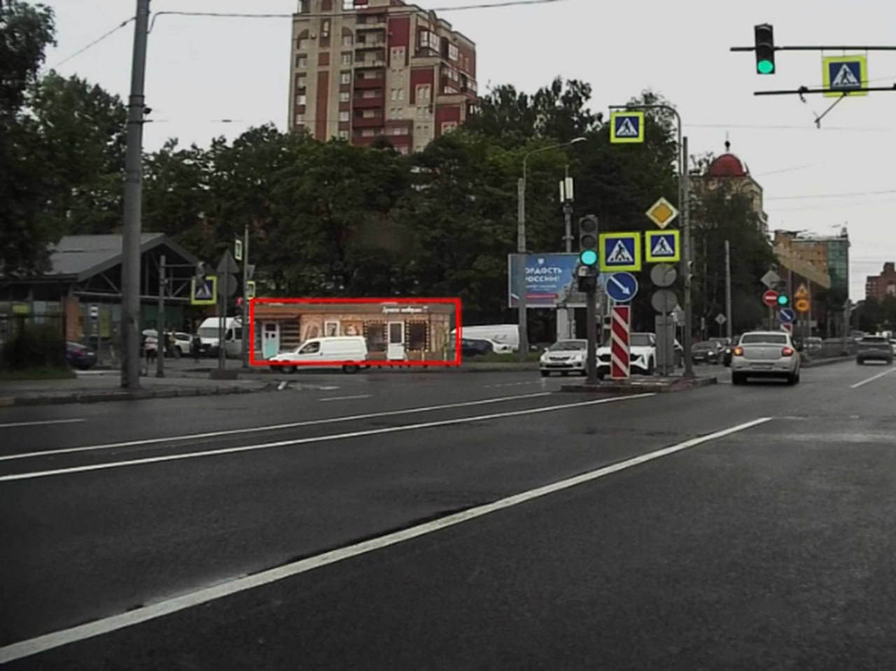 Нейросеть патрулирует Петербург в поисках незаконных ларьков.   Специальные автомобили сканируют 186 маршрутов и выявляют самовольно установленные киоски. Владельцам начисляется штраф в 50 тысяч рублей.   Первым это испытал собственник участка в Выборгском районе, который теперь должен согласовать размещение или убрать ларёк. Нейросеть проверит исполнение этого требования через 4 недели.    Подписаться   Прислать новость