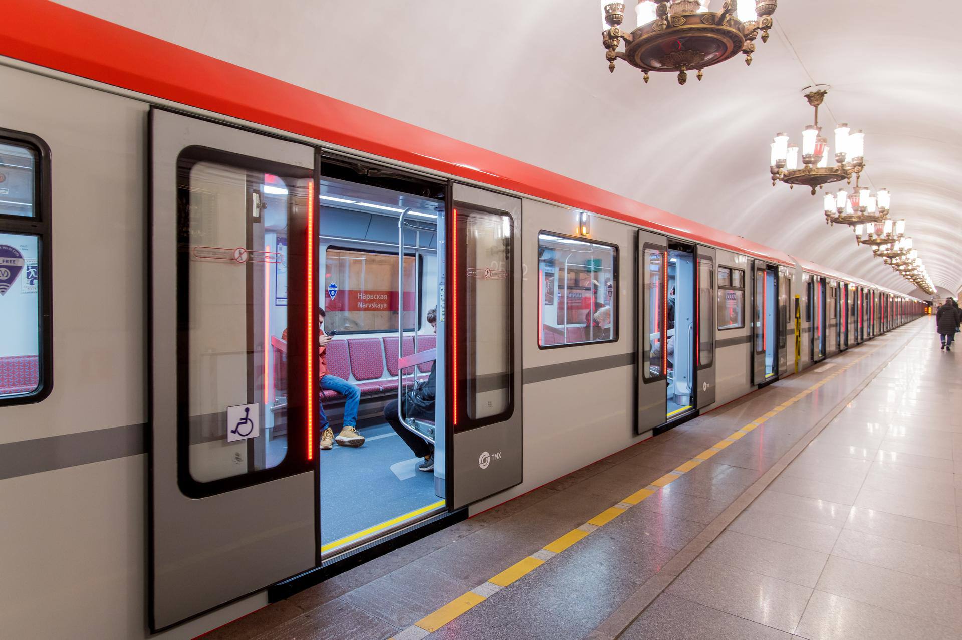 В петербургском метро объяснили почему не покупают сквозные составы Реальный эффект от сквозных переходов это всего плюс 16 18 человек к вместимости 8 вагонного состава при том что она составляет почти полторы тысячи пассажиров начальник Петербургского метро Евгений Козин Кроме того в петербургской подземке исходят из соображений безопасности Требования пожарной безопасности говорят о необходимости сжечь в камере вагон чтобы подтвердить требуемый класс по огнестойкости Это буквально означает что изготавливается вагон и сжигается в камере По итогам этой процедуры измеряются характеристики по пожарной стойкости пояснил Козин Вот я знаю что современные вагоны без проходов сжигались и на них получали соответствующие заключения По вагонам со сквозными проходами у меня такой информации нет