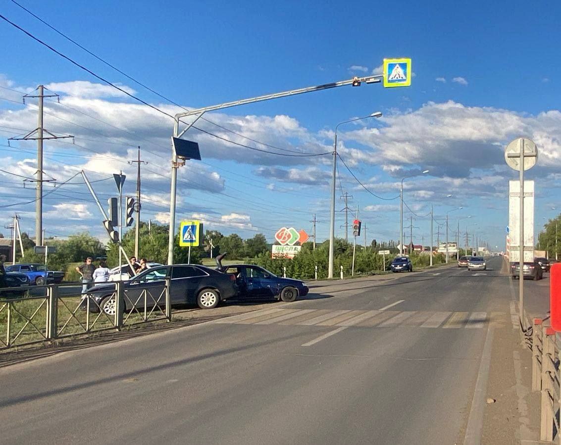 ДТП на Беляевском шоссе в Оренбурге: два человека госпитализированы По предварительным данным, 26-летний водитель ВАЗ-2110 при повороте налево не пропустил «Ауди», что привело к столкновению. Авария случилась напротив дома №15. За рулем «Ауди» находился 20-летний молодой человек, двигавшийся со стороны поселка Приуралье. В результате ДТП пассажиры ВАЗа 16-ти и 20-ти лет получили травмы, их доставили в больницу. Фото: УМВД России по Оренбургской области.