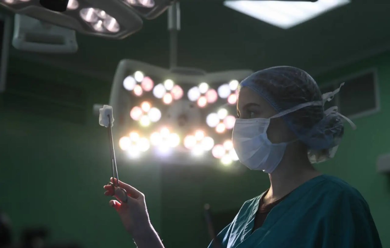 В России радикально сократилась численность среднего медицинского персонала медсестёр акушерок санитаров и других упав до уровня начала 1960 х годов О том как можно с этим бороться Ридусу рассказал первый зампред комитета Государственной Думы РФ по охране здоровья Федот Тумусов   www ridus ru n 771011 ridusnews