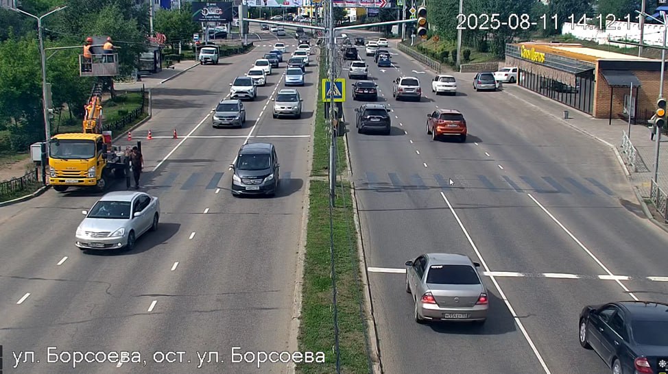 В Улан-Удэ убрали «зебру» на Борсоева  В комитете по транспорту администрации города жителей предупредили об изменениях на проезжей части по улице Борсоева. Так, там убрали регулируемый пешеходный переход, перенесли остановку «ул. Борсоева  Сизо » и демаркировали дорожную разметку. Светофор перевели в режим желтого моргания для дальнейшего демонтажа.  #Бурятия  Подробности в «Номер один»       Сообщить нам свою новость можно по кнопке:       Письмо в редакцию