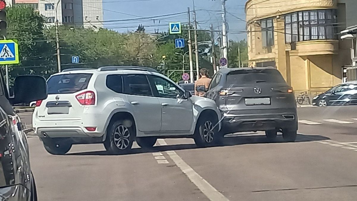 Небольшая пробка образовалась в районе Заставы из-за ДТП с "китайцем" Авария произошла перед выездом на Плехановскую со Средне-Московской. Там автомобиль «Ниссан» въехал в бок «китайцу». По словам читателя, автомобили получили незначительные повреждения, при этом создав пробку на дороге. ↗ Прислать новость Подписаться
