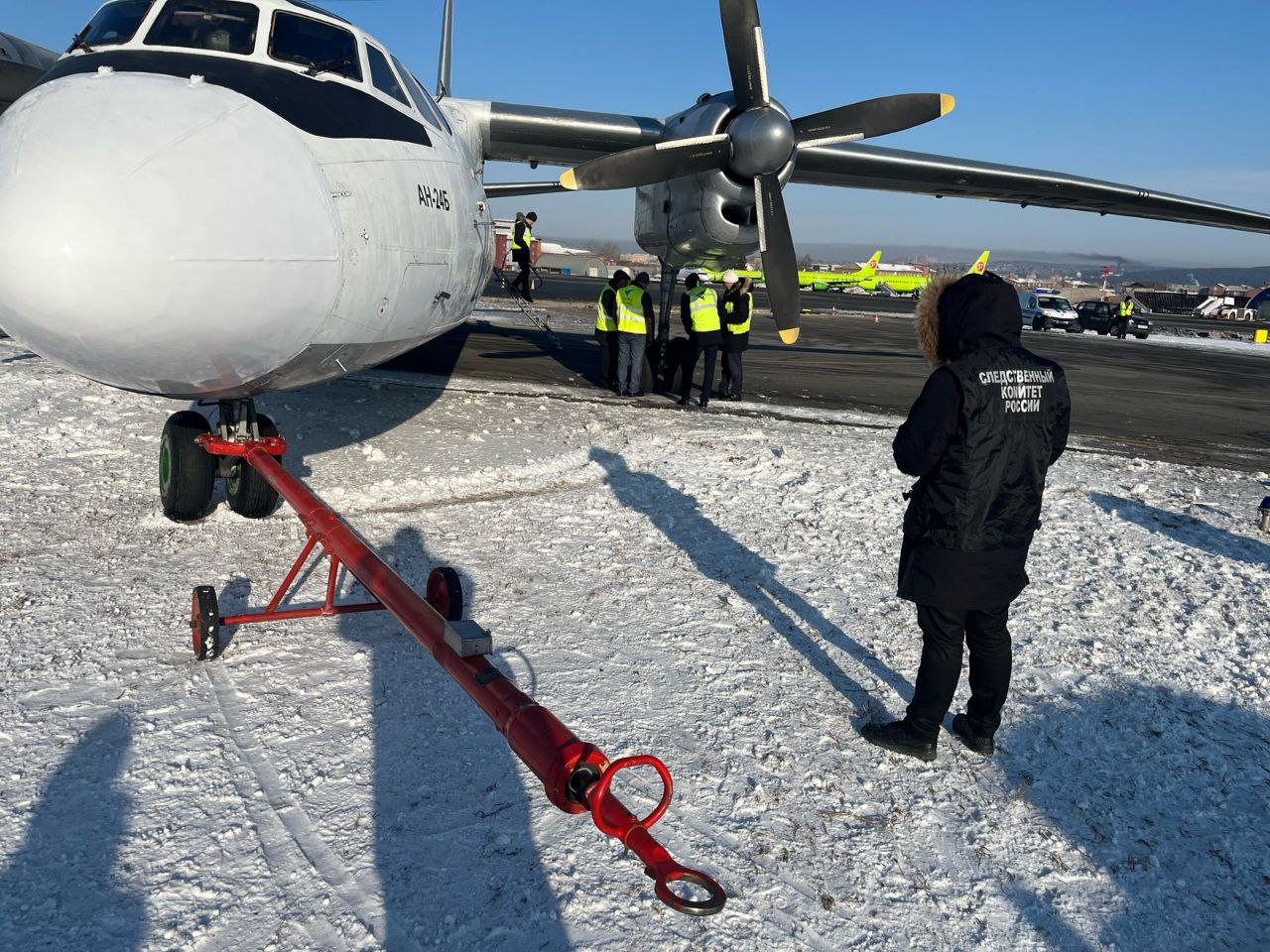 В Иркутске самолёт выкатился за пределы взлетно-посадочной полосы  Ан-24, следовавший по маршруту Иркутск-Олекминск-Якутск, выкатился за пределы ВПП при осуществлении разворота в районе рулежной дорожки. Следователи проводят проверку, чтобы выяснить обстоятельства авиаинцидента.  Фото: Восточное межрегиональное следственное управление на транспорте