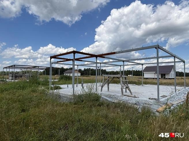 КИЖК проверили после скандала с недостроенными домами в Колесниково  Организация прокомментировала ситуацию под новым постом курганцев о том, что люди не получили дома.  — «Ин-Строй» собрал миллионы рублей, раздавая людям пустые обещания. Сегодня пострадавшие — заложники чужого обмана и бездействия властей. Все сделки заключались до введения эскроу-счетов — а значит, деньги сразу ушли застройщику. Теперь ни жилья, ни защиты. Где реакция властей? Почему никто не помогает людям, которых обманули? — написал автор поста в сообществе «Инцидент   Курган».  Представитель КИЖК ответил, что они поддерживают жителей, а все материалы передали следователям. Более 20 граждан получили субсидии от АО «Курганская ипотечно-жилищная корпорация»  КИЖК  на погашение части стоимости приобретаемого ими дома.  — В отношении деятельности АО «КИЖК» проведена исчерпывающая проверка. Земельные участки под строительство компания «Ин-Строй» получила на общих основаниях. Ни правительство Курганской области, ни органы власти, ни АО «КИЖК» не являются стороной сделки с застройщиком. Все сделки были заключены между гражданами и компанией «Ин-Строй». Двое из двадцати трех обратившихся граждан воспользовались эскроу-счетами, их средства застройщик не получил, — говорит представитель «КИЖК».  Представитель сообщил, что с пострадавшими проводили встречи, оказывают юридические консультации. Ведется работа с банками, оформившими ипотечные займы пострадавшим гражданам.