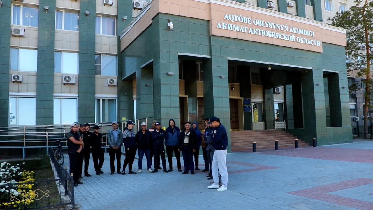 Водители водовозов в Актобе требуют зарплату за пять месяцев  По их словам, именно столько они работают без оплаты, слушая пустые обещания работодателей. Сегодня они собрались у акимата Актюбинской области. С водителями поговорила наш корреспондент.  Последние 10 лет сотрудники получали заработную плату через компанию от отдела ЖКХ. Чиновники ежегодно заключали с ними договоры на полив, содержание и посадку зелёных насаждений. Для этого городской бюджет каждый год выделял около миллиарда тенге.   Задержки выплат бывали и ранее, на два месяца максимум. В этот раз, по словам сотрудников, они работают без денег уже пять месяцев. К тому же с ними до сих пор не заключили договоры. В общей сложности, зарплату ждут сто человек.  «У нас у всех — семьи. Машину нужно заправлять, ремонтировать. Вообще с мая месяца зарплату не видим мы. Спрашиваем, почему, они говорят договора нет, акимат договор задерживает. С ЖКХ работали, а ЖКХ ссылается на областной акимат», — говорит водитель Николай Моистренко.  В акимате к водителям никто не вышел. Руководитель ЖКХ дал весьма размытый ответ. По словам Болата Серикова, причина «в технических моментах». Каких именно, он рассказать не смог.  «Не то, что не рассчитали, говорю же там, технические моменты. Я сейчас часть бухгалтерии, я вам точь-в-точь не смогу объяснить, но сейчас уже все работают. Здесь не только наш отдел, там несколько отделов работают именно по этой сфере. Сейчас пытаются всё это решить. Буквально в течение недели решим это всё», — заявил чиновник.  К слову, это не первый случай, когда водителям водовозов не выплачивают средства вовремя. Прошлой весной они также не могли дождаться положенных денег за откачку талых вод с улиц областного центра.