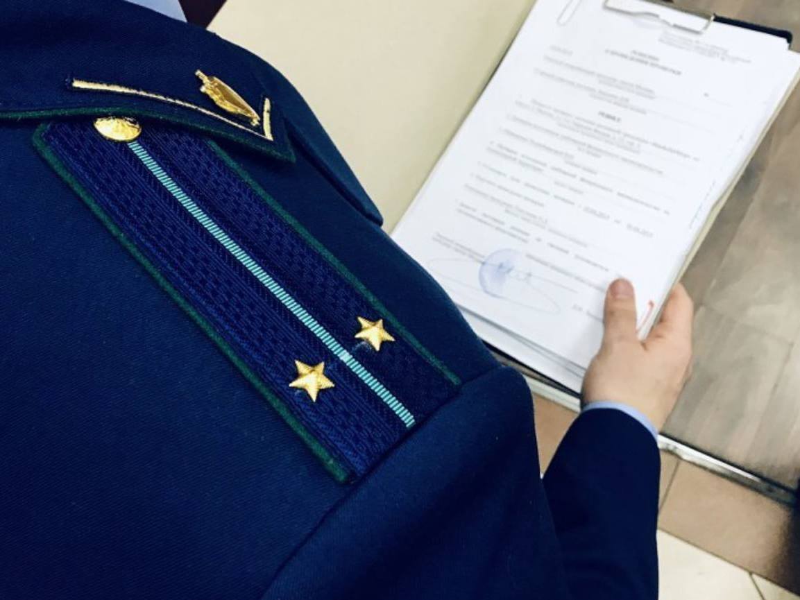 Оренбург Медиа Кормила и била В Бузулуке директор детского сада ответит за жестокость Жительница Оренбургской области была директором и одновременно воспитателем домашнего детского сада Ее обвиняют в жестоком обращении с детьми По версии следствия жительница Бузулука открыла частный домашний детский сад Мама одной из воспитанниц пожаловалась на жесткое отношение к ее ребенку Директор она же воспитатель во время кормления ребенка была недовольна ее поведением Женщина несколько раз ударила девочку по лицу Выяснилось что аналогичным образом она поступала и в отношении еще одного воспитанника По фактам ненадлежащего исполнения обязанностей воспитателя и жестокого обращения с детьми возбудили уголовное дело Как сообщили в областной прокуратуре в настоящее время расследование завершено подробнее на канале Оренбург Медиа