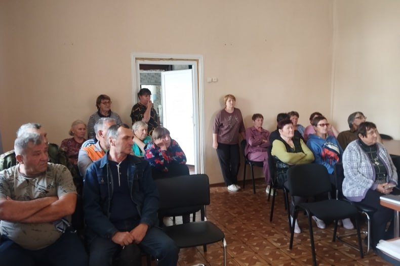 В селе Провалье прошло собрание граждан по вопросу водоснабжения На сходе присутствовали жители населённого пункта и сотрудники отдела по обеспечению жизнедеятельности территории. Обсуждался вопрос замены проблемного участка протяженностью - 300 метров в связи с аварийным состоянием. В итоге решили, что будет организована работа по сбору денежных средств на покупку трубы. Были определены сроки сдачи денежных средств. - В настоящее время идет пожароопасный период, поэтому необходимо соблюдать правила пожарной безопасности, - отметила руководитель территории Наталья Кочетова. В рамках обсуждения были затронуты вопросы возникновения пожаров, мер профилактики пожаров, действия в случае их возникновения. Подробности читайте на САЙТЕ Администрации Свердловского муниципального округа ЛНР -канал чтобы быть в курсе всех новостей Свердловского муниципального округа ЛНР