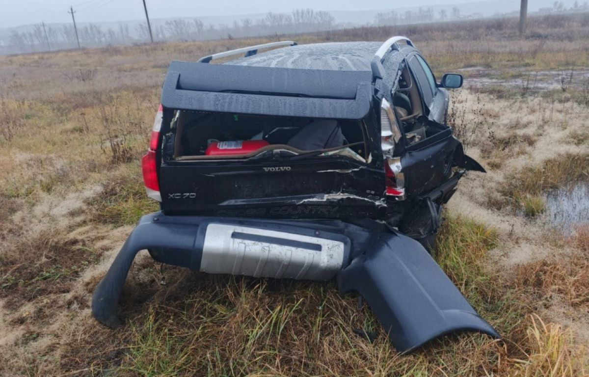В Задонском районе Липецкой области из за дождя пострадал водитель внедорожника   newslipetsk ru fn 1753037 html В Задонском районе Липецкой области на 425 м километре автодороги М 4 Дон произошло столкновение автомобилей Лэнд Ровер под управлением водителя 1990 года рождения и Вольво под управлением мужчины 1984 года рождения   Прислать новость Подписаться