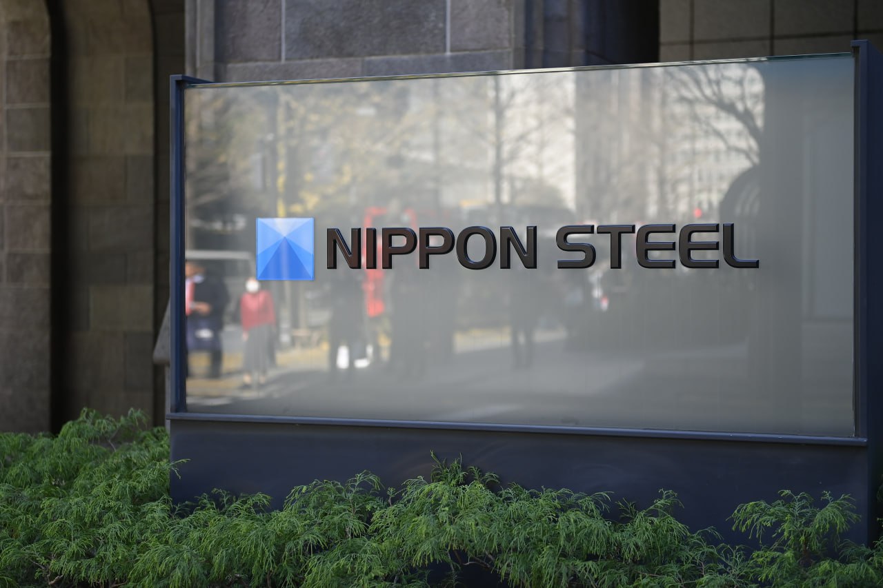 Дональд Трамп одобрил слияние US Steel и японской Nippon Steel, пишет CNBC. "Это будет плановое партнерство между United States Steel и Nippon Steel, которое позволит создать не менее 70 тыс. рабочих мест и в рамках которого в экономику США будут вложены $14 млрд", - написал он в своей соцсети Truth Social. Головной офис US Steel останется в Питтсбурге, а основная часть инвестиций придется на ближайшие 14 месяцев, заявил Трамп. Предыдущий президент США Джо Байден в январе заблокировал сделку Nippon Steel по покупке US Steel за $14,9 млрд из соображений национальной безопасности, заявив, что она создаст риск для критически важных для Штатов цепочек поставок. Однако Трамп в апреле поручил Комитету по иностранным инвестициям в США CFIUS изучить эту транзакцию, чтобы "определить, могут ли быть целесообразны дальнейшие действия в этом отношении". Фото: David Mareuil/Anadolu via Getty Images