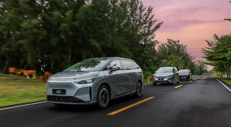 Xpeng представляет минивэн X9 Super Range с запасом хода 1600 км и сверхбыстрой зарядкой 800 В Компания Xpeng представила версию своего семиместного минивэна X9 с увеличенным запасом хода под брендом Super Range сочетающую в себе большую аккумуляторную батарею и бензиновый генератор что позволяет проехать 1602 км по стандарту CLTC при полной зарядке и полном баке   Конфигурация позиционируется как преимущественно электрическая с топливом в качестве резерва и ориентирована на домохозяйства которым нужны только аккумуляторы для поездок на работу и дальние расстояния но при этом гибкость в поездках Автомобиль построен на базе 800 вольтовой карбид кремниевой электрической архитектуры и поддерживает быструю зарядку постоянным током мощностью около 300 кВт что позволяет увеличить запас хода примерно на 300 км за 10 минут в идеальных условиях Председатель правления Xpeng Хэ Сяопэн заявил что новая система Kunpeng Super Range сочетает в себе эффективность электромобилей с удобством бензиновых автомобилей обеспечивая по настоящему беззаботные поездки в любых условиях Он добавил что при разработке первой модели Xpeng Super Range компания начала с самого сложного задания создания семейного семиместного автомобиля долгое время считавшегося промышленным эталоном среди автомобилей с увеличенным запасом хода где управление энергопотреблением и интеграция систем задают чрезвычайно высокую планку Источник pandaily chinastocksnet Если полезно поставьте лайк XPEV