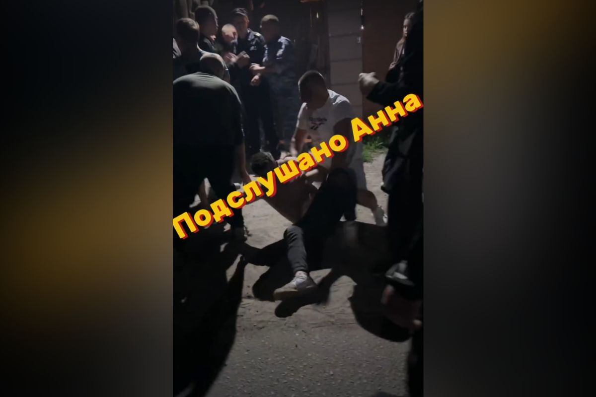 Очевидцы поделились видео с массовой дракой 40 человек в воронежском поселке Анна Массовая драка в Аннинском районе, которую полиции пришлось разгонять с применением оружия, попала на видео очевидцев. Около 40 человек устроили массовую драку в одном из общественных мест в поселке Анна. По словам очевидцев, некоторые участники побоища были вооружены палками и другими предметами. ↗ Прислать новость Подписаться