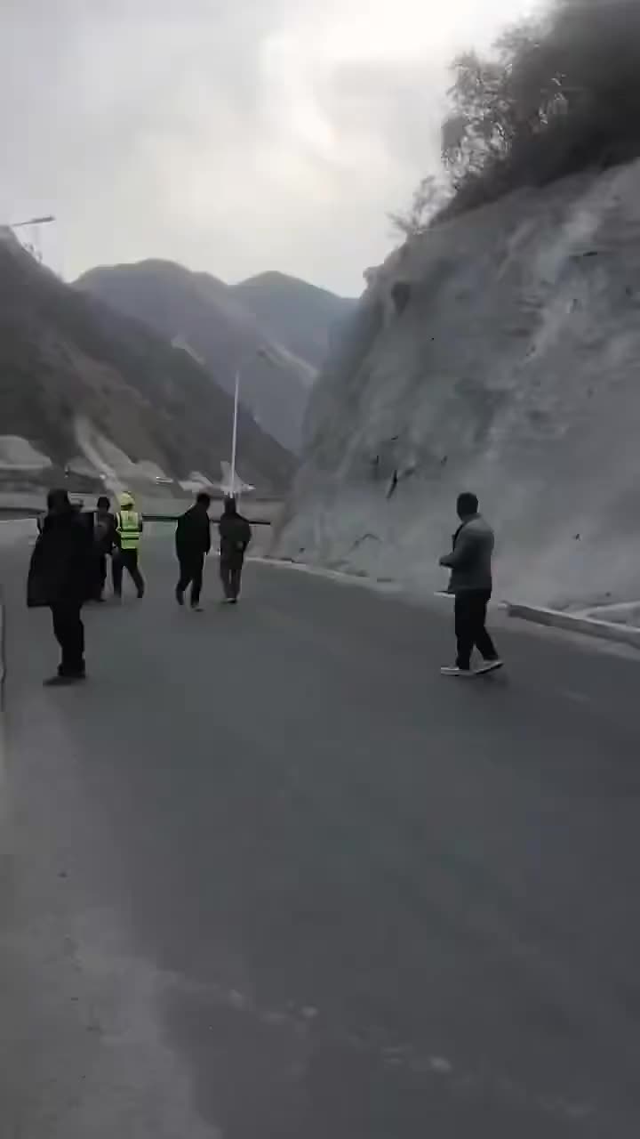 Частичное обрушение моста в Сычуани из-за оползня: пострадавших нет