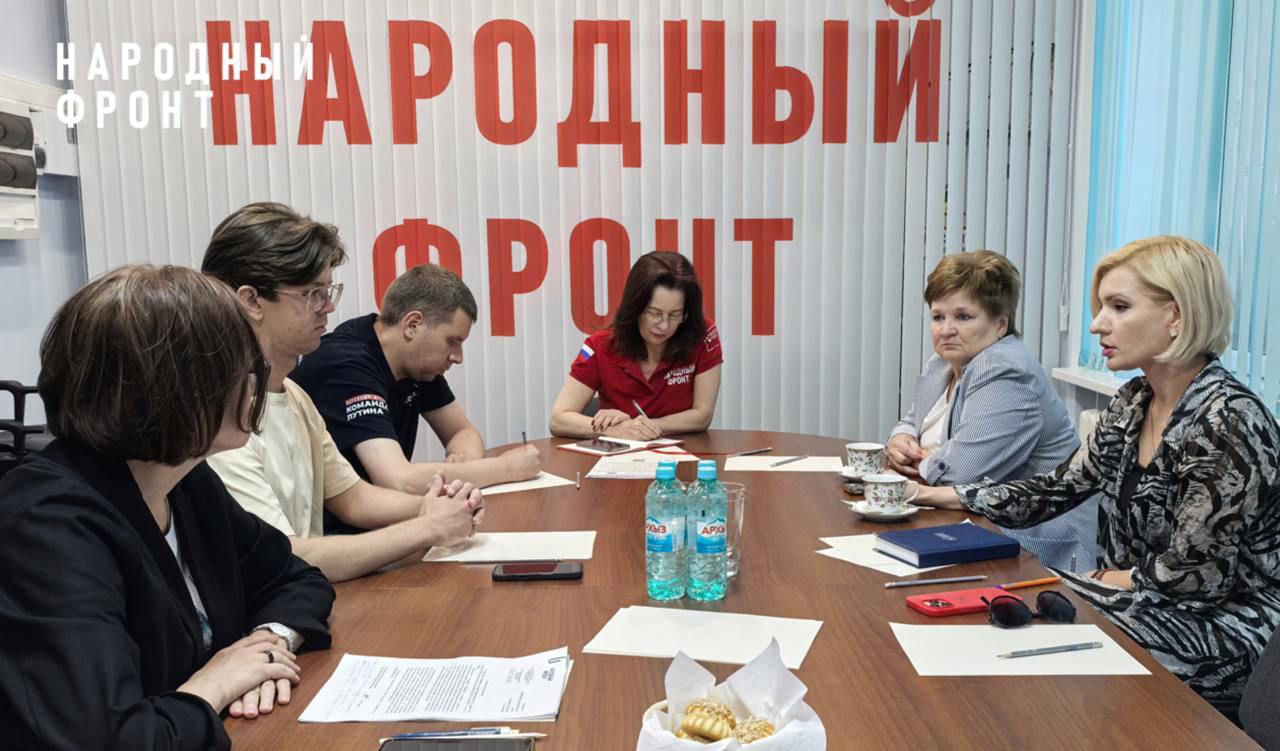 Народный фронт выяснил, почему мало граждан получают налоговый вычет за спорт и ГТО Народный фронт направил доклад в Правительство РФ и Минспорта, указав на необходимость усилить разъяснительную работу о налоговых вычетах за занятия спортом и сдачу норм ГТО. Согласно опросу ОНФ и ВЦИОМ, только 33% россиян знают о вычете за спорт, а о компенсации за ГТО и диспансеризацию — лишь 19%. Возврат налога возможен с расходов на спорт до 150 тыс. руб. в год , а с 2025 года вычет даёт и выполнение ГТО 18 тыс. руб. , если в том же году пройдена диспансеризация. Однако в 2024 году вычетом воспользовались всего 1200 жителей Ставрополья. Для автоматического начисления вычета спортивные организации должны передавать данные в налоговую и быть в реестре Минспорта. В крае в нём лишь 30 организаций. Главным стимулом для развития системы станет запрос граждан. ОНФ предложил властям создать методические материалы для населения и спортивных организаций, чтобы повысить осведомлённость и вовлечённость в программу.