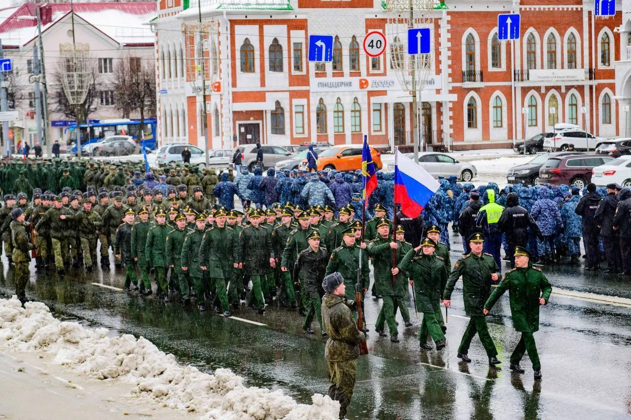 В Йошкар Оле 22 24 27 и 29 апреля с 14 00 до 18 00 ограничат движение по Ленинскому проспекту от ул Первомайской до Советской и ул Комсомольской до дома 134 Парковку запретят на ул Волкова от ул Гоголя до Ленинского проспекта и пл Ленина с 06 00 до 18 00 Ограничения связаны с проведением репетиций парада Победы