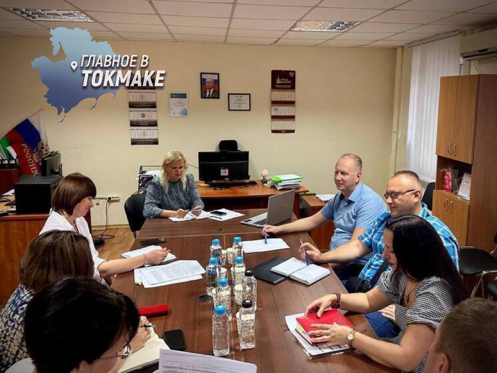 В Запорожской области сформировали прогноз энергобаланса на 2026 год  Комитет тарифного регулирования региона провел стратегическое совещание с участием ключевых энергетических компаний. В обсуждении участвовали представители «Россетей», «Юго-Западной Электетросетевой Компании», «Энергосбыт Запорожье» и других организаций. На встрече детально проработали параметры производства и распределения электроэнергии, которые повлияют на тарифную политику и надежность энергоснабжения.  Исполняющая обязанности председателя комитета Елизавета Челакова отметила важность сбалансированного прогнозирования для стабильности региональной энергосистемы. Итоговый протокол направили участникам рынка и в ФАС России. Документ станет основой для заключения договоров между поставщиками и формирования тарифов на электроэнергию в 2026 году.