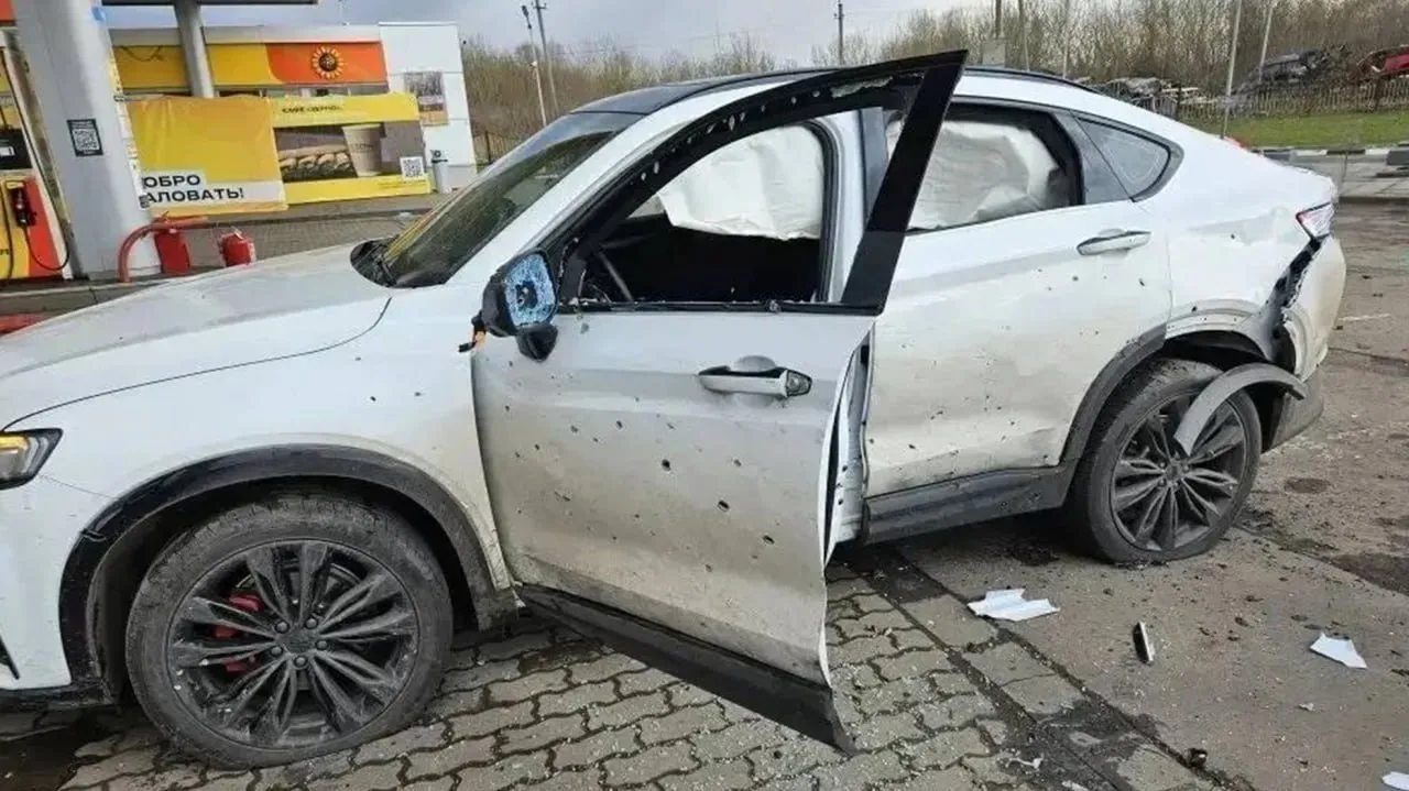 ВСУ нарушили пасхальное перемирие удары дронами по двум регионам В Новой Каховке пострадал местный житель после атаки БПЛА Ещё один удар по заправке в городе Льгов ранены три человека включая годовалого ребёнка и его мать сообщил Александр Хинштейн Прямой эфир Наш MAX