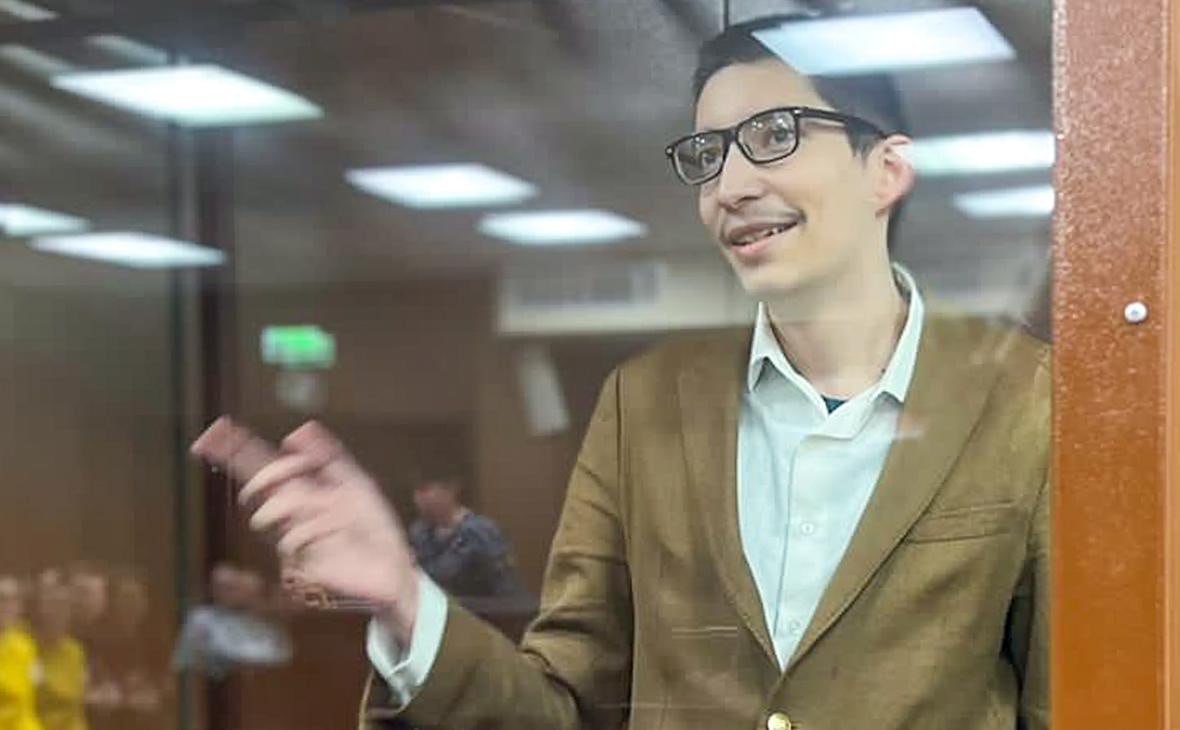 В реестр иноагентов внесли новых лиц среди них скандально известный Павел Крисевич Министерство юстиции предоставило обновленный реестр иноагентов Павел Крисевич который устроил перфоманс с выстрелом в голову на Красной площади и был осужден на 5 лет за хулиганство Борис Золотаревский Алексей Уваров Александр Пичугин Маргарита Завадская Георгий Чижов проект Черта форум свободной культуры в Европе СловоНово Подписывайся на Голос страны в МАХ