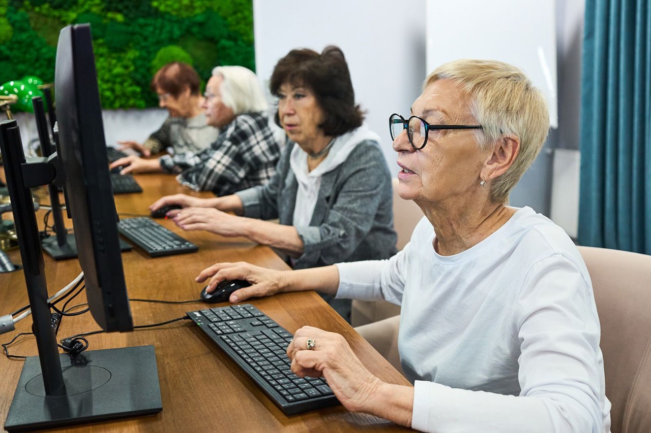 В ногу со временем новый проект Московского долголетия посвятили нейросетям Новый курс Цифровая мастерская проекта Московское долголетие стартует 5 марта в 11 флагманских центрах Он состоит из 4   интенсивов которые помогут горожанам освоить нейросети и применять их в повседневной жизни 1  На первом занятии участники познакомятся с понятием промпта и освоят применение чат бота Алиса AI для решения бытовых задач заботы о здоровье и улучшения настроения 2  На втором практическом занятии они отработают навыки и познакомятся с возможностями которые открывают правильные запросы для нейросетей 3  Следующие два интенсива посвящены работе с визуальным контентом участники освоят создание изображений с помощью нейросетей и изготовление открыток На финальном мастер классе продемонстрируют как с помощью ИИ оцифровывать и анимировать старые фотографии Регистрация на курс доступна на сайте количество мест ограничено Фото пресс служба Департамента труда и социальной защиты населения города Москвы