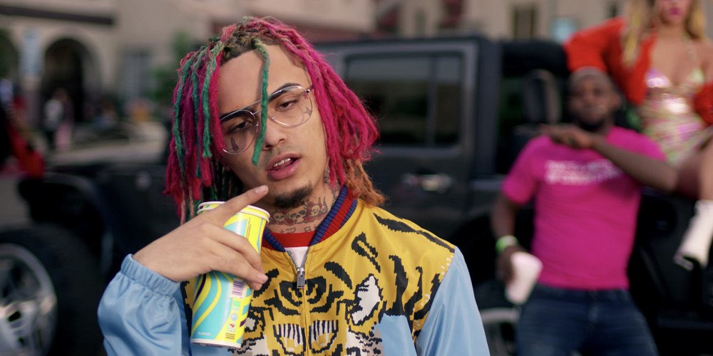 Репер Lil Pump попал в ДТП и едва не погиб   Машину 24-летнего репера занесло на мокрой дороге и она слетела в кювет, парню пришлось выбить окно, чтобы выбраться из автомобиля, сообщил в социальных сетях артист.  «Ребята, я чуть не лишился жизни. Бог существует! В свой день рождения я пойду в церковь, чтобы поблагодарить Бога», — написал музыкант.  Это Борус