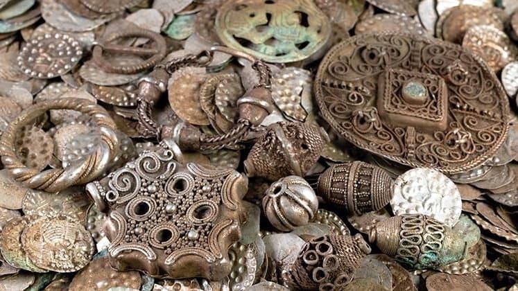 В Швеции мужчина собиравшийся пойти на рыбалку неожиданно сделал важное археологическое открытие Рыбак выкапывал червей возле своего летнего домика под Стокгольмом когда наткнулся на ржавый металлический горшок набитый серебром Внутри оказались украшения и тысячи монет общий вес находки составил около шести килограммов Археологи установили что монеты были отчеканены во времена короля Кнута Эрикссона правившего Швецией во второй половине XII века На них можно различить надпись KANUTUS По словам экспертов клад был зарыт примерно в XII веке то есть задолго до основания самого Стокгольма который появился лишь в 1252 году Представитель стокгольмской администрации София Андерссон заявила что это вероятно один из крупнейших серебряных кладов Средневековья когда либо найденных в Швеции По ее словам в горшке было около 20 тысяч монет а также редкие епископские монеты отчеканенные церковниками Историки предполагают что сокровище могли спрятать во времена политических смут и войн между шведскими аристократическими семьями Сейчас клад находится у специалистов которые занимаются его очисткой и каталогизацией Власти решают в какой музей можно передать находку а ее автору выплатят компенсацию