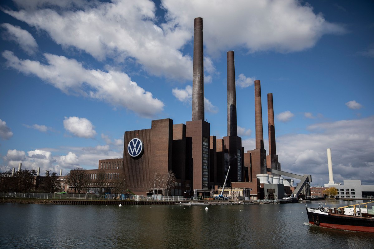 Немецкий Volkswagen отчитался о падении чистой прибыли почти на треть — виной тому слабые продажи Porsche и Audi, а также пошлины США. Из-за этого концерн планирует договориться с Дональдом Трампом о снижении тарифов в обмен на «огромные» инвестиции в США vc.ru/transport/2121389
