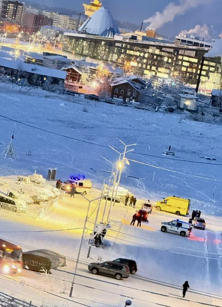 Несчастный случай в музее Россия моя история погиб 16 летний подросток Трагедия произошла на территории музейно выставочного комплекса в Якутске Во время посещения экспозиции 16 летний школьник проник внутрь одного из выставочных танков через нижний люк По предварительным данным находясь в боевом отделении машины он случайно привёл в действие механизм аварийного отпускания ствола В результате случилось обрушение внутренней конструкции и подросток получил травмы несовместимые с жизнью Несмотря на оперативное прибытие спасателей и врачей спасти его не удалось к моменту прибытия помощи школьник уже скончался На месте происшествия работают следственные органы и представители надзорных ведомств Все обстоятельства происшествия выясняются ulusmedia Читайте нас в MAX