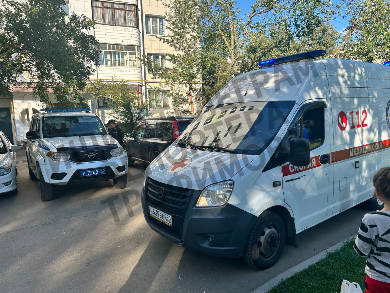 К месту нападения мужчины с ножом на ребенка приехала Росгвардия. Преступник заперся в квартире. Её планируют штурмовать. Мальчика оперируют. Продолжение