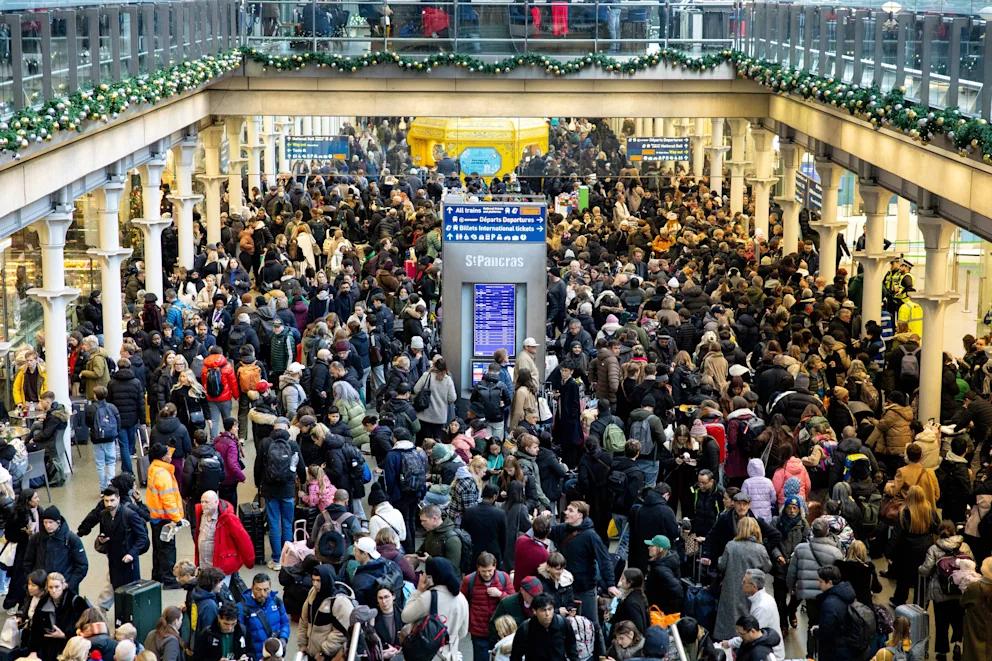 Сбой в Евротоннеле парализовал движение поездов между Великобританией и Европой Почти все поезда под Ла Маншем между Великобританией и Францией остановились из за серьезного сбоя в Евротоннеле Причиной стали поврежденные кабели и проблемы с электроснабжением на кадрах которые получил телеканал BBC News видны спутанные провода прямо в районе железнодорожного пути Накануне работала лишь одна линия но и та с большими задержками Тысячи пассажиров застряли на лондонском вокзале Сент Панкрас и парижском вокзале Гар дю Нор Тем кто уже находился в поездах Eurostar повезло еще меньше люди проводили в вагонах по несколько часов а некоторые были вынуждены там ночевать Пассажиры писали в соцсетях что в поездах не работали даже туалеты Мы надеемся встретить Новый год дома с семьей и друзьями В поезде темно пассажиры спят и ждут и все очень обеспокоены рассказал один из пассажиров в эфире BBC Оператор тоннеля позднее сообщил что электроснабжение 50 километрового перехода восстановлено но не стал раскрывать причины аварии На сайте Eurostar пока указано что поезда из Лондона и в Лондон продолжают ходить с задержками как минимум до конца дня а рейсы между Бельгией Францией Нидерландами и Германией отменены до 4 января BILD Russian